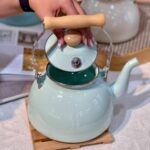 کتری لعابی دسته بامبو طرح انگلیش هوم