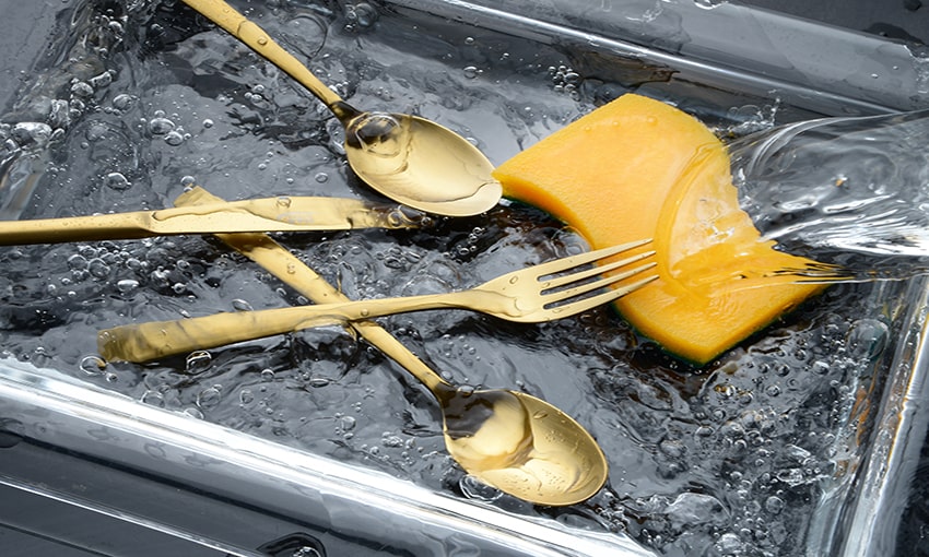 ترفندهای ساده شستشو و نگهداری سرویس قاشق چنگال 2 ترفندهای ساده شستشو و نگهداری سرویس قاشق چنگال